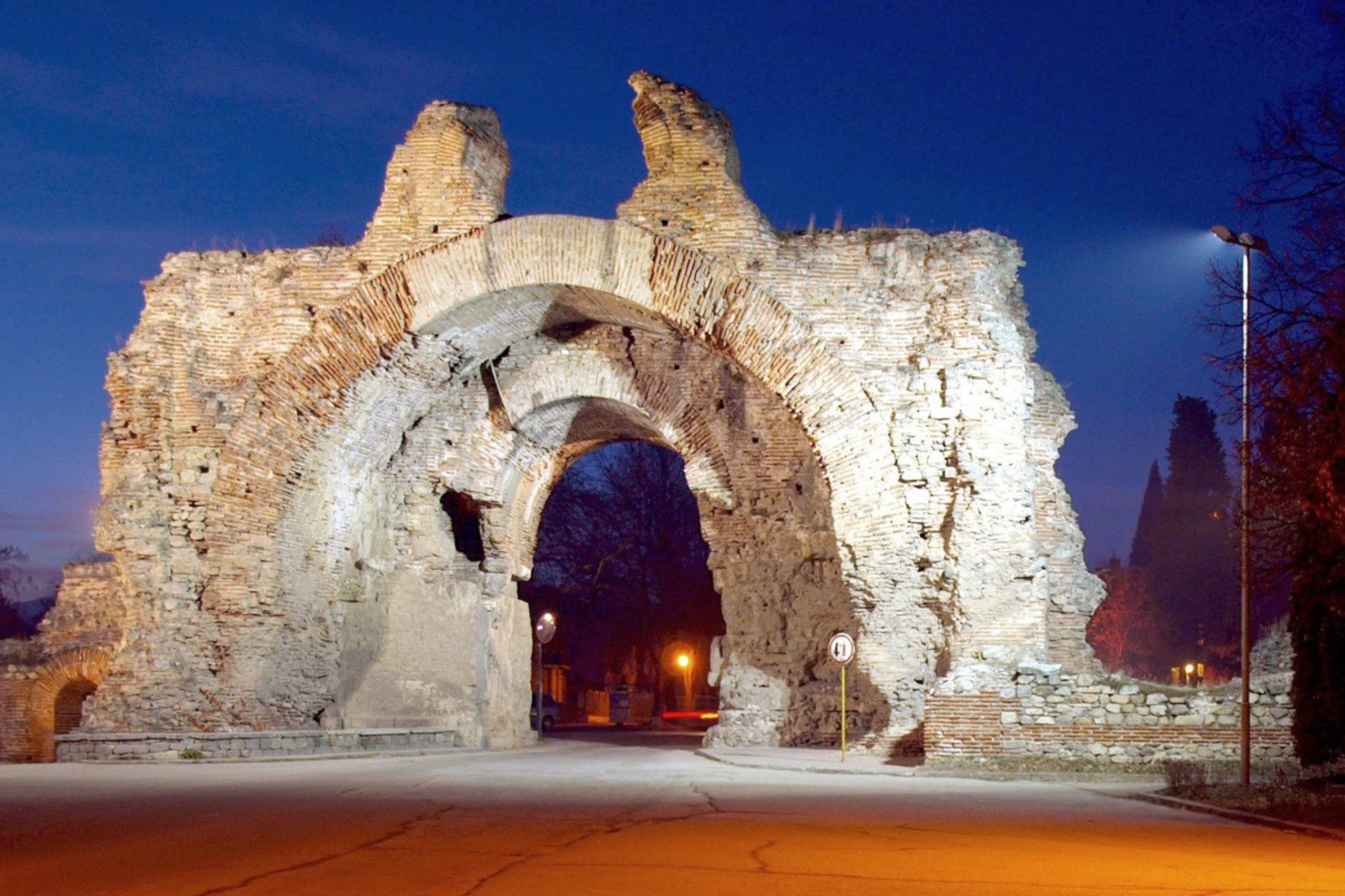 Diocletianopolis_The_Southern_Gate_at_Night.jpg (1500×1000)